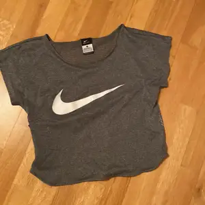 En croppad tränings t-shirt i mesh från Nike! Storlek S, aldrig använd