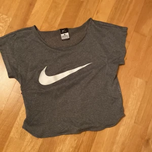Tränings t-shirt nike - En croppad tränings t-shirt i mesh från Nike! Storlek S, aldrig använd