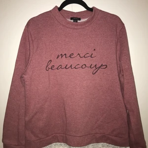 Tröja - En snygg och mysig tröja med fin text på. Jätte skönt matrial och väldigt bra skick. Fin rosa färg. Fin spets nere på tröjan. Storleken på tröjan är XL, men jag skulle säga att den passar L/M också!! Kontakta mig för fler bilder. Priset kan diskuteras! ❤️