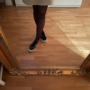 Superga sneakers - Ett par jättefina mörkblåa Superga skor i storlek 36. Använda kanske två gånger och köptes förra sommarn🙌 