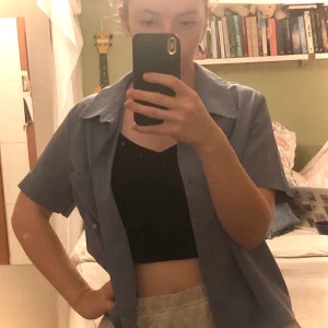 Blå blus/skjorta från Bikbok - Vårig och härlig blus från Bikbok.  Modellen ”Ada blouse”. 