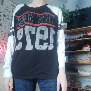 Skater långis ny 1979 - Långärmad med texten new York 1979 på, perfa att skejta med. Mjuk o luftig