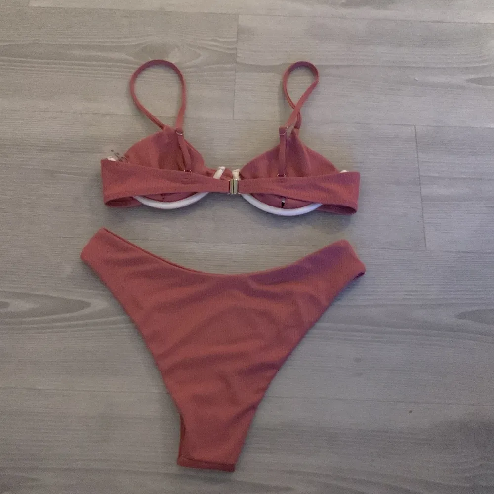 Rosa bikini, alridg använd, uttagbar vaddering, Man står för frakten själv. Passar mer som en S. . Övrigt.