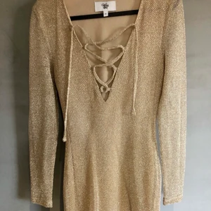 Rebecca Stella klänning - Guldklänning från Rebecca Stella i storlek XS. Använd ett fåtal gånger. Säljes då den inte kommer till användning. 