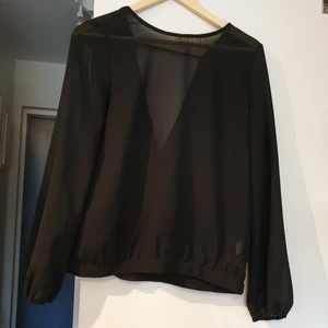 Svart tröja storlek 38 - Svårt tröja med "öppen" rygg. Materialet är ganska genomskinligt. Den är storlek 38.