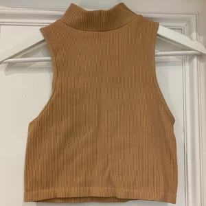 Brun/beige polo linne från zara. - Ett super fint linne från Zara i storlek xs-s.