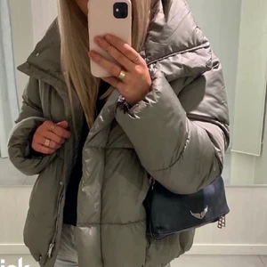 Populär puffer dunjacka slutsåld hm - Så fin puffer vinterjacka från hm. Helt slutsåld. Storlek S men den är oversize. Fint skick. Hämtas i Vasastan eller skickas mot frakt 💚💚💚