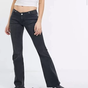 lågmidjade jeans - lågmidjade svarta jeans från Weekday köpta på Asos som använts 2-3 ggr. väldigt låga i midjan men man får najs 🍑. Om du är lång skulle jag inte rekommendera dom!💕