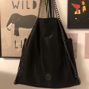 Kedjeväska - Säljer en super fin kedjeväska!!! Kommit till användning några få gånger. Får plats med mycket saker och jätte fin men tyvärr används inte längre. Minns inte nu pris men säljer den för 350 kronor plus frakt!! (Står inte för frakten) våga fråga om priset och bilder!!🖤frakten tror jag ligger runt 100kr, kommer kolla upp det så det e säkert!! Fler vid intresse så får den med störst bud den.