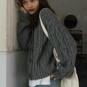 Kofta - Grå stickad kofta. Storlek M. Skicka gärna ett meddelande vid frågor!