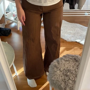 Bershka jeans  - Bruna vida super snygga jeans i storlek 36 från bershka. Säljer då dem tyvärr inte kommer till användning. Använda 2 gånger, så gott som nytt skick. Köpta för 350 kr. Skriv för fler bilder!💗
