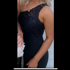 Balklänning - Superfin balklänning från jjs house. Använd en kväll så i superfint skick. Som en normal storlek 36/38