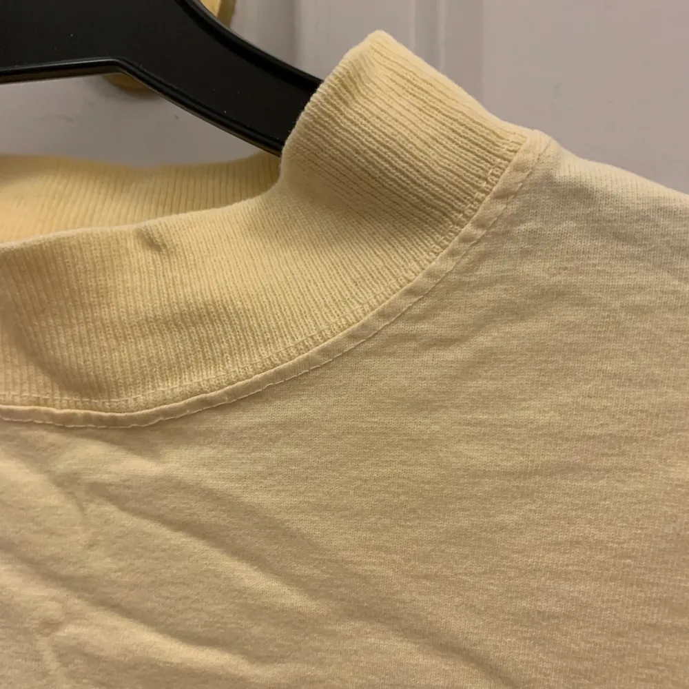 Cool gul långärmad tröja som går upp lite i halsen. Färgen är somrig och materialet är superskönt.                Skick: Bra. Tröjor & Koftor.