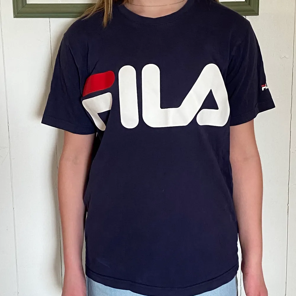 Skön marinblå fila t-shirt säljes då den inte längre kommer till användning.  🌜💫👕 Bara att skriva för mer bilder och info! Passar både killar och tjejer. Köparen står för frakt📦. T-shirts.