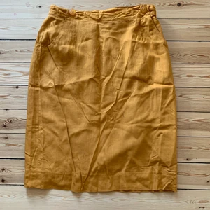 Gul kjol - Gul kjol i linne. Jag har storleken S och den är för stor på mig så skulle säga att den passar M. Vid intresse kan jag skicka mer exakta mått på den i midjan och längden.                                                                               Skick: Bra