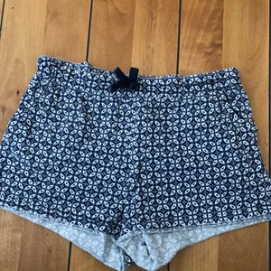 Shorts  - Pyjamas shorts från H&M. Strl 128 men passar en xxs💗