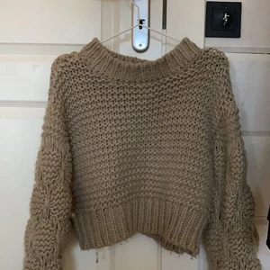 Beige stickad tröja - sååå fin tröja från misslisibell x Nakd❤️‍🩹priset är diskuterbart!! passar en S ❣️
