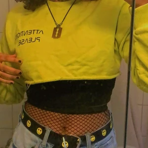 ”Attention please” crop  - Säljer detta väldigt fina gula crop som tyvärr inte kom till mycket användning från nordic outlets! 