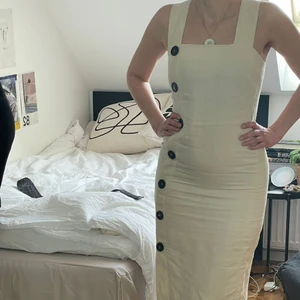 Massimo Dutti stl36 - Jättefin beige Massimo Dutti sommarklänning i storlek 36. Perfekt för både dag och kväll promenad på stan eller middag med vänner. Köpt för 1200kr budgivning börjar från 600kr. Säljs direkt för 800kr.