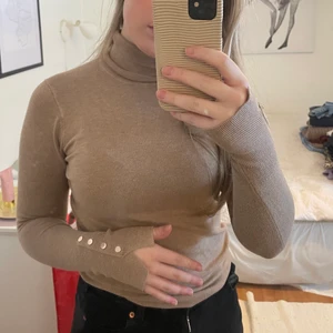 Beige långärmad polotröja ZARA - Super fin och skönt beige långärmad polotröja med fina guldiga knappar på armen från ZARA😍🌟