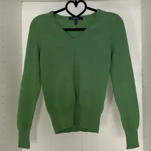 En superfin grön tröja från Gant. Tyvärr krympte den i tvätten från ursprungsstorleken S och är nu för liten för mig. Det är dock möjligt att stretcha ut den genom vissa metoder. Storleken nu är XS-XXS. Annars i superbra skick. Vid fler frågor är det bara att skicka ett meddelande. 