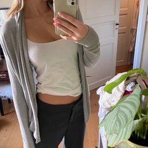 Skön grå kofta - Denna grå koftan är så skön men har en liknande i garderoben! Hoppas någon annan kan få användning av denna :)