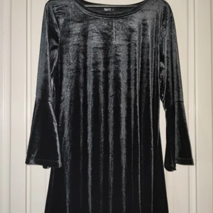 Sammets klänning - Oanvänd sammets klänning med utsvängda ärmar