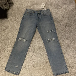Zara jeans - Ett par helt nya, oanvända zara jeans, prislappen är kvar. Modellen är mid rise full length. Slutsålda hos zara. Slitningar både på bena och längst ner på benen. Storlek 40 men ganska små i storleken. Säljer pga av för små. Nypris 359kr