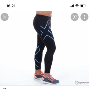 Träningsbyxor 2xu - Två stycken träningsbyxor från märket 2xu, dem är använda men inget som syns på dem! Köpta för 700 st, i storlek M dam, dem är försmå och tänkte att dem skulle få en ny ägare nu! Skriv vid mer frågor :) 200/st