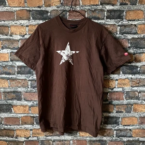 Brun y2k t-shirt - En snygg vintage tisha från märket Marmot. Coolt tryck på tröjan. I fint skick. Säljes då den inte kommer till användning längre. Sitter oversized på mig som är 168. För fler bilder eller mått kontakta mig! ✨