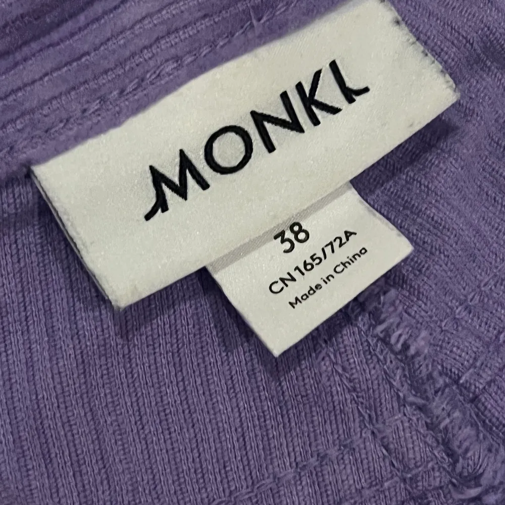Säljer dessa ursnygga lila manchesterbyxorna. De är från MONKI och är i Storlek 38.💜. Jeans & Byxor.