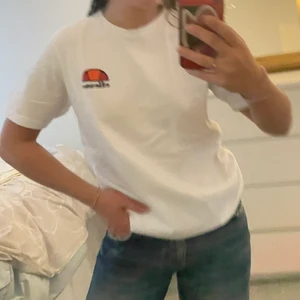 T-shirt  - Vit t-shirt från ellesse 