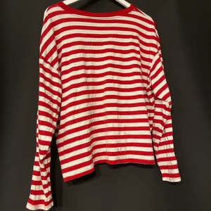 Röd randig tröja från monki  - En röd randig tröja från monki  |   Man ser inte igenom tyget, skönt matrial   |    Orginalpris : 120kr Nypris : 90kr   |     läs bion för fler frågor