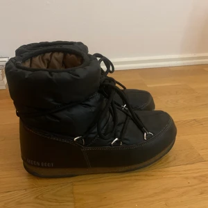 Moon boot - Säljer dessa Moon Boot Low Nylon Svarta skor, köpta för ett år sedan på Thernlunds för 2000kr. Använda fåtal gånger. 