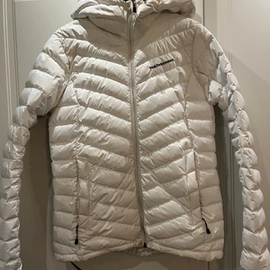 peak performance jacka - peak performance jacka som är använd fåtals gånger, lite småskavanker men i väldigt bra skick för att vara en VIT jacka!!! 