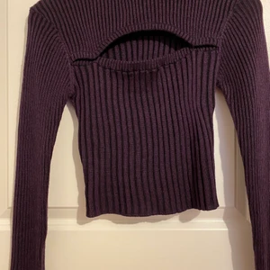 Lila tröja  - Jättesnygg sexig tröja sitter som en magtröja köpt på zalando orginalpris är 480kr. Använd en gång pågrund av inte längre gillar. Storleken XS men skulle nog passa en S också!❤️