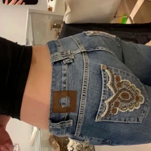 2000s jeans - Lånade bilder! Super snygga 2000s jeans som är lågmidjade och är ”bootcut”. Är köpta på plick men säljer då de tyvärr inte passade mig :(