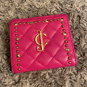 Juicy Couture plånbok - Äkta Juicy Couture plånbok. Lite skavd i kanterna men annars i fint skick. 