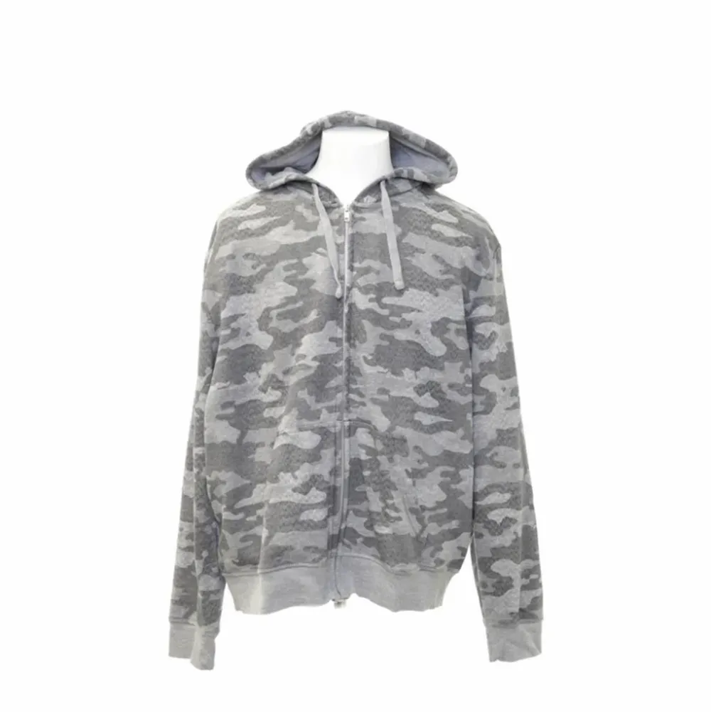 Olika nyanser av en grå camouflage hoodie! Använd ca 4 gånger! Inga fel på den. 180kr + frakt🥣. Hoodies.