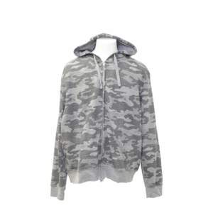 Olika nyanser av en grå camouflage hoodie! Använd ca 4 gånger! Inga fel på den. 180kr + frakt🥣