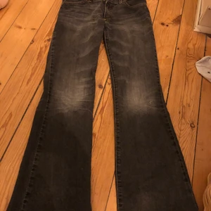 Bootcut Jeans  - Säljer ett par perfekta Levis grå/svarta lågmidjade bootcut jeans me lite slitning där nere 🌟❤️ Sååå snygga och sitter jätte fint på kroppen men kommer tyvärr inte till anledning då jag knappt använder jeans 💕 Priset KAN DISKUTERAS vid snabbt köp🌟 Passar bäst på XS eller S