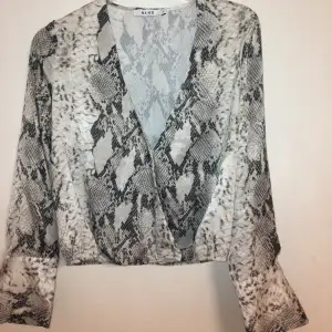 En fin na-kd tröja använd några gånger men annars är den i fint skick i storleken S, tröjan är i skjort material. 