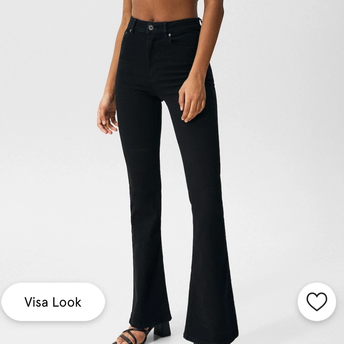 Helt svarta bootcut byxor medelhög midja