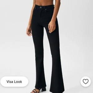 Helt svarta bootcut byxor medelhög midja - Dessa svarta jeans är aldirg använda då dem inte passar mig. Jätte fina , sitter precis under navel och lite stretch i midjan . 