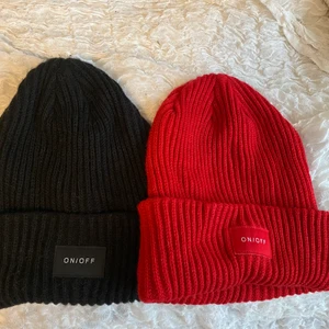 Fina mössor - Superfina mössor, knappt använda🤍 100kr styck eller 170kr för båda ❤️🖤