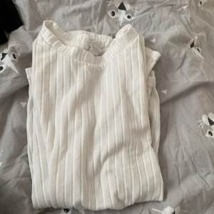 Vit tröja - Den är ifrån Lindex sitter lite kort på armen för det är storlek 152 och gillar inte detaljen på axeln/armen 🙌 säljer för 20kr+frakt. 💓😛