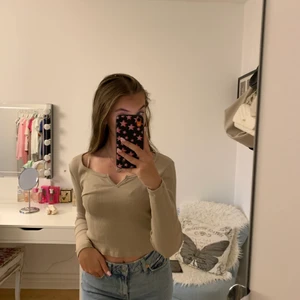 Långärmad tröja  - Super fin långärmad tröja ifrån Gina Tricot köpt förra hösten använd 1 gång så den är i superfint skick tycker jag själv inte passar i den därför säljer jag den 💜