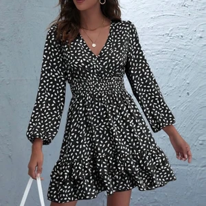 Klänning - Säljer denna fina klänning ifrån SHEIN. Använd fåtal gånger så mycket bra skick.