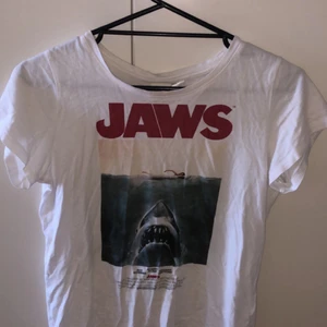 T-shirt  - Tröjan är från H&M i storlek XS