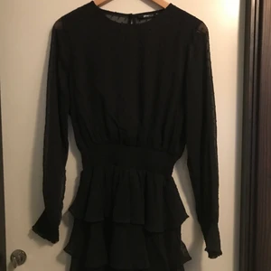 Gina Tricot storlek 38 - Jättefin sommarklänning med mudd i midjan. Skön och sval. Färg Svart